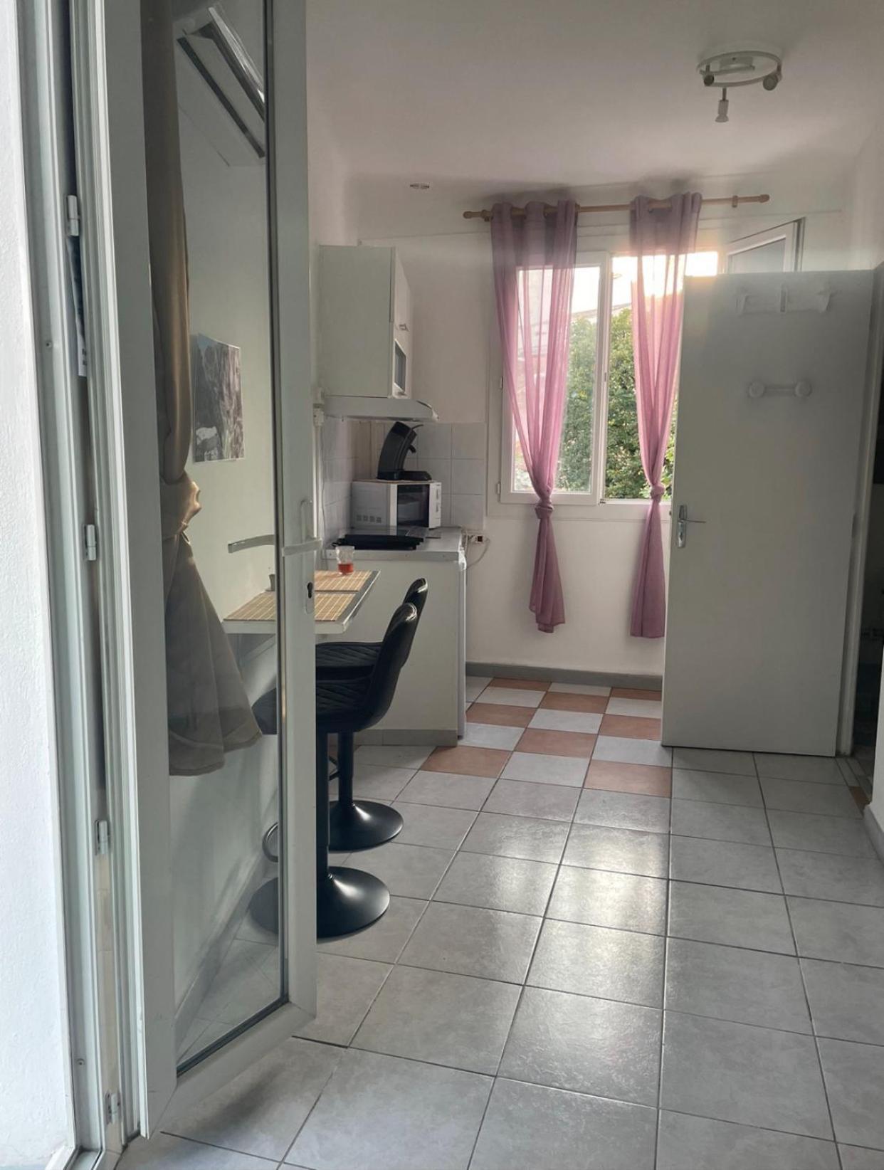 Stud Terras Ville Corniche 2 Pers Stat Gratuit Rue Modif Suivt Possib Et Accord Exclusif Марсилия Екстериор снимка